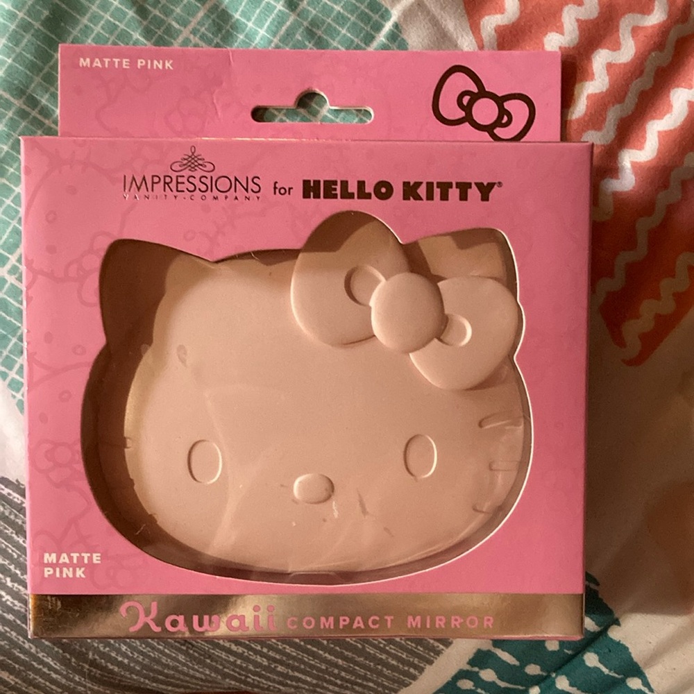 Hello Kitty Compact Mirror - Picture 2 of 4